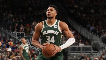 bwin体育-字母哥27+9+8复出首胜！雄鹿灭爵士结束4连败 乔治22分